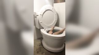 Unintended Glimpses of Butt: This toilet bathtub. #3