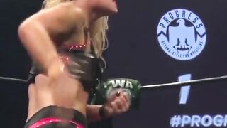 Toni Storm loves smacking her own thick ass ????????