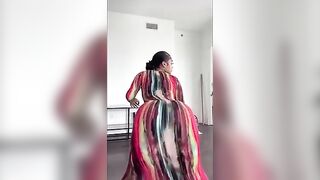 Janiameshell shakes her ass in sundress ????